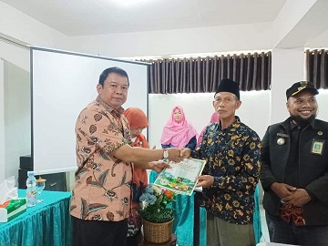 Sekda Inhu serahkan sertifikat ke Kelompok Tani Karya Makmur Kelurahan Air Molek (foto/And)